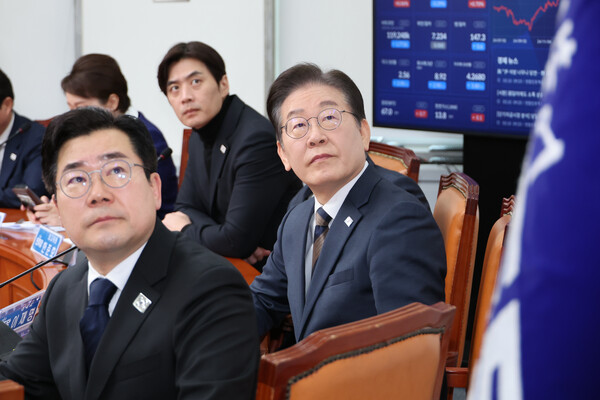 더불어민주당 이재명 대표와 박찬대 원내대표가 10일 서울 여의도 국회에서 열린 최고위원회의에서 검찰의 윤석열 대통령 석방과 관련한 전현희 최고위원의 발언을 들으며 자료화면을 보고 있다. 2025.3.10 연합뉴스