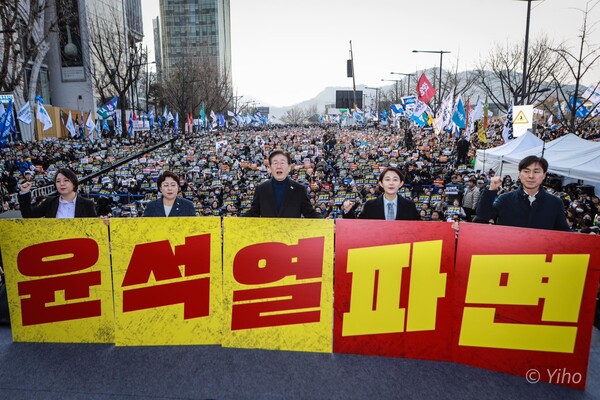 8일 오후 서울 종로구 안국동사거리부터 경복궁 동십자각까지 대로에서 열린 야5당 범국민대회에서 야 5당 대표들이 '윤석열 파면' 문구를 들고 퍼포먼스를 하고 있다. 왼쪽부터 기본소득당 용혜인 대표, 조국혁신당 김선민 당대표 권한대행, 더불어민주당 이재명 대표, 진보당 김재연 상임대표, 사회민주당 한창민 대표. 2025.3.8. 이호 작가