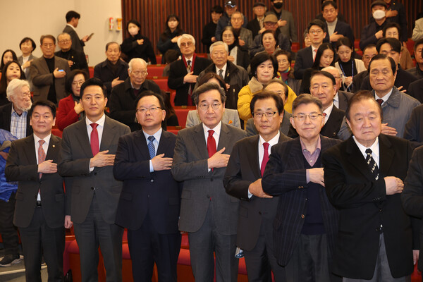  6일 서울 여의도 국회도서관에서 열린 '분권형 권력구조 개헌 대토론회'에서 참석자들이 국기에 대한 경례를 하고 있다. 2025.3.6 연합뉴스