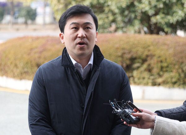 명태균 씨 측 여태형 변호사가 27일 경남 창원시 성산구 창원지검 입구에서 취재진 질문에 답하고 있다. 2025.2.27. 연합뉴스