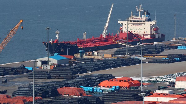 도널드 트럼프 미국 대통령이 미국으로 수입되는 모든 철강 및 알루미늄 제품에 관세 25% 부과를 공식 발표한 11일 경기도 평택항에 철강 제품이 쌓여 있다. 2025.2.11. 연합뉴스