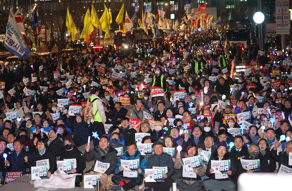  11일 서울 종로구 동십자각 인근에서 윤석열 즉각퇴진·사회대개혁 비상행동이 연 집회에서 참가자들이 윤석열 대통령에 대한 즉각 파면을 촉구하는 구호를 외치고 있다. 2025.3.11 연합뉴스