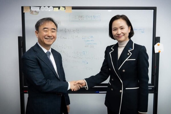 임문영 민주당 디지털특별위원장(왼쪽)과 이해민 혁신당 의원이 인공지능(AI)의 미래를 준비하기 위한 초당적 협력기구 ‘AI전환연대’ 출범에 합의하고 악수를 나누고 있다. (사진=AI전환연대 제공)