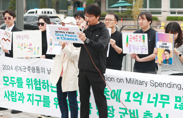 22일 서울 용산구 대통령실 앞에서 열린 2024 세계군축행동의 날(GDAMS) 기자회견에서 시민사회단체 회원들이 군비 축소 및 분쟁국의 무기 수출 중단 등을 촉구하고 있다. 2024.4.22. 연합뉴스