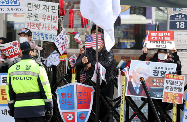 최재해 감사원장 및 이창수 중앙지검장 등 검사 3인에 대한 탄핵심판이 열린 13일 서울 종로구 헌법재판소 앞에서 탄핵 반대 시위가 열리고 있다. 2025.3.13 [공동취재] 연합뉴스