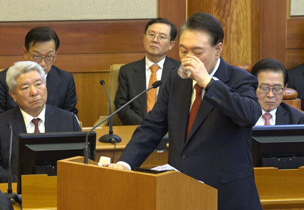 윤석열 대통령이 25일 서울 종로구 헌법재판소에서 열린 탄핵심판 11차 변론에서 최종 의견 진술 중 물을 마시고 있다. 2025.2.25 [헌법재판소 제공] 연합뉴스