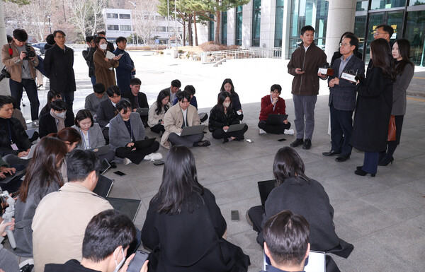 윤석열 대통령의 변호인단인 윤갑근 변호사가 13일 서울 서초구 서울고검 앞에서 기자회견을 하고 있다. 2025.3.13. 연합뉴스