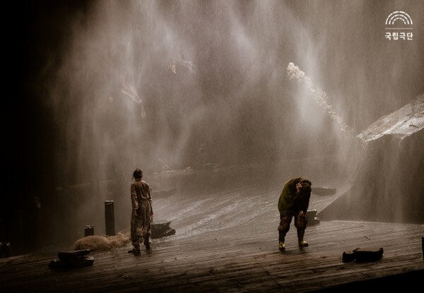 총 5톤의 물을 사용하며 폭풍 장면을 연출한다.