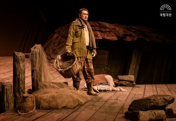 곰치의 무모한 집착과 구포댁의 절망이 겹치는 장면.. 사진=국립극단