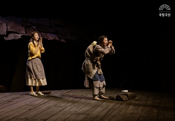 구포댁과 슬슬이가 아들 도삼과 선원 연철이 살아 돌아오기를 염원하는 장면. 사진=국립극단
