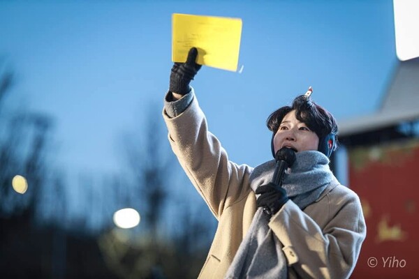 촛불집회에서 사회를 보고 있는 김지선씨.