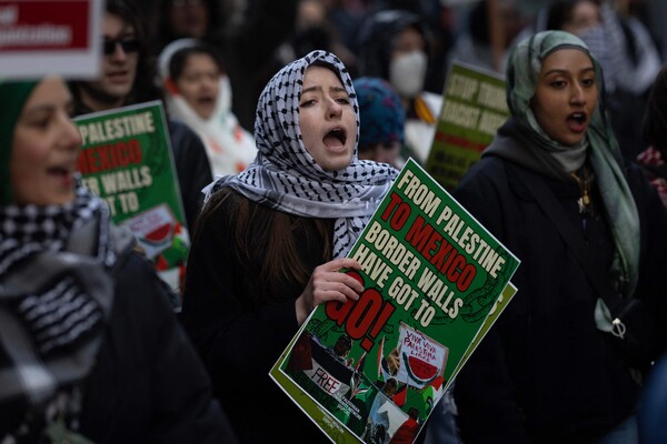 미국 시카고 도심에서 최근 이민단속국에 체포, 구금된 컬럼비아 대학 졸업생이자 친팔레스타인 운동가인 마흐무드 칼릴의 석방을 요구하는 항의 시위가 벌어지고 있다. 2025. 03. 11 [AFP=연합뉴스]