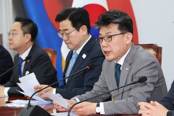 더불어민주당 진성준 정책위의장이 11일 서울 여의도 국회에서 열린 원내대책회의에서 국민연금 소득대체율을 43%로 하는 국민의힘 제안을 받아들이겠다고 밝혔다. 2025.3.11. 연합뉴스