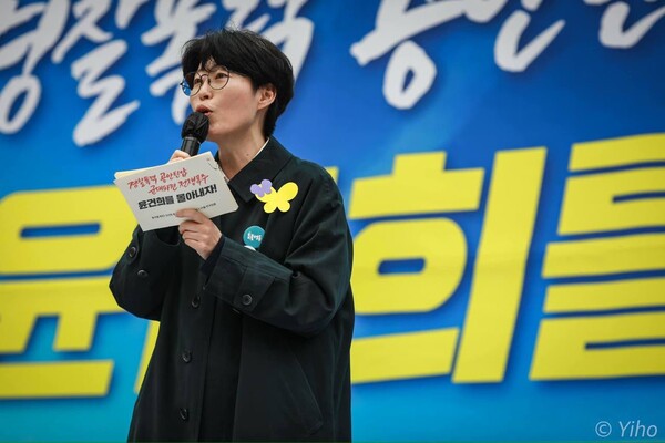 집회에서 행사진행을 맡고 있는 촛불행동 김지선 사회자.