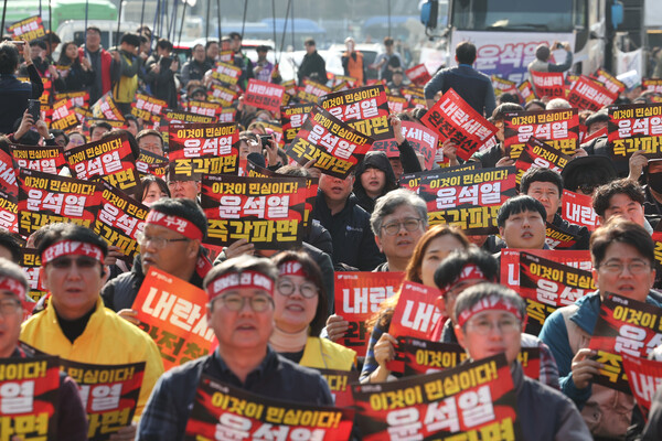 11일 서울 종로구 동십자각 인근에서 열린 '내란 종식! 윤석열 즉각 파면' 민주노총 전국단위사업장 대표자 비상 결의대회에서 참석자들이 구호를 외치고 있다. 2025.3.11. 연합뉴스