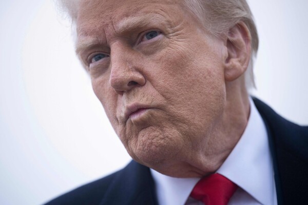 도널드 트럼프 미국 대통령이 3월 14일 메릴랜드주 앤드루스 공군 기지에서 에어포스 원에 탑승하기 전 우크라이나 갈등에 대해 언론과 대화하고 있다. 트럼프는 플로리다 마라라고 리조트에서 주말을 보내고 있다. 2025.3.14. AFP 연합뉴스