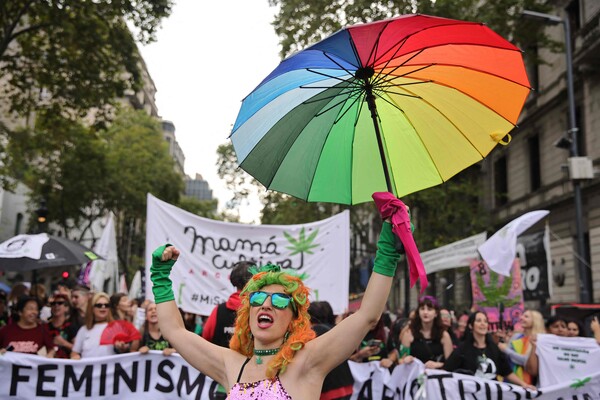 성소수자(LGBTQ)를 주창하는 시민들이 지난 8일 아르헨티나 부에노스아이레스 도심에서 '세계 여성의 날'을 맞아 하비에르 밀레이 대통령의 우파 포퓰리즘 정부에 항의하는 시위를 벌이고 있다. 2025.3.8. AFP 연합뉴스 