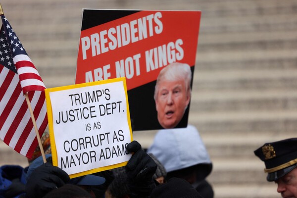 ​지난 2월 19일 뉴욕시 연방법원에서 부패혐의를 받고 있는 뉴욕 시장 에릭 애덤스가 자신에 대한 형사 고발을 기각하라는 법무부의 동의안에 대한 법원 심리에 참석하기 전, 시위대가 법무부의 기각 지시에 항의하는 피켓들을 들고 서 있다. 2025.2.19. AFP 연합뉴스
