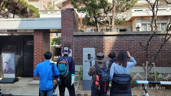 최규하 대통령 가옥, 문이 열려 있지만 들어갈 때는 초인종을 눌러 확인해야 한다. 2025. 3. 15.- 사진제공 황의원 시민기자 25.03.15