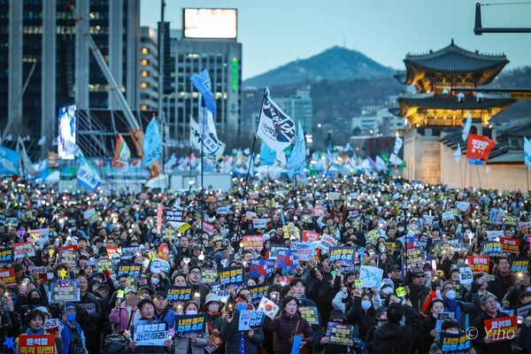 15일 서울 종로구 광화문 동십자각 앞에서 열린 '100만 시민총집중의 날, 윤석열 즉각 퇴진·사회대개혁 15차 범시민대행진'에는 110만 시민이 모였다. 2025.03.15. 이호 작가
