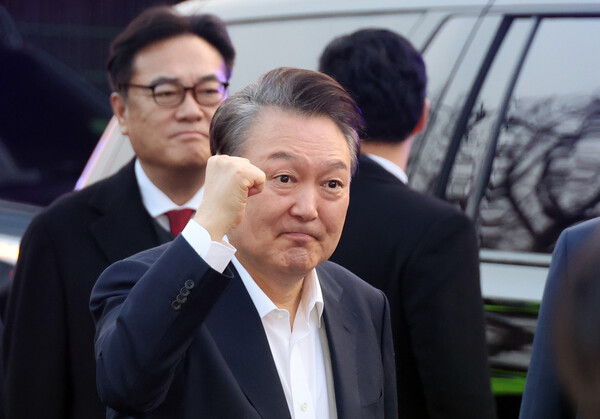 서울구치소에서 석방된 윤석열 대통령이 8일 서울 한남동 관저 앞에서 차에서 내려 지지자들에게 손을 들어 보이고 있다. 2025.3.8. 연합뉴스