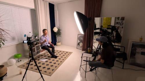 이상규 전 19대 통합진보당 의원 겸 세월호특위위원장과  인터뷰 중인 윤솔지 감독. 2025.3.14. 사진 제공 윤솔지 감독.