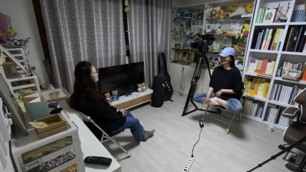 세월호 희생자 경빈 엄마와 인터뷰 중인 윤솔지 감독. 2025.3.14. 사진제공 윤솔지 감독.