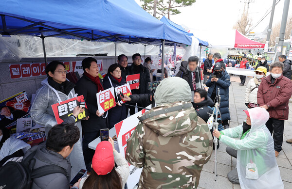 헌법재판소의 윤석열 대통령 탄핵 심판 선고가 임박한 가운데 16일 서울 종로구 헌법재판소 앞에서 국민의힘 조지연,권영진,김정재,임종득,박준태 의원이 탄핵 각하를 촉구하며 릴레이 시위를 이어가고 있다. 2025.3.16 연합뉴스