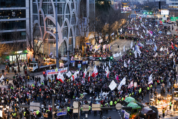 15일 서울 종로구 광화문 동십자각 앞에서 윤석열 즉각퇴진·사회대개혁 비상행동 주최 15차 범시민 대행진에 참가했던 시민들이 안국역 방향으로 행진하고 있다. 2025.3.15. 연합뉴스