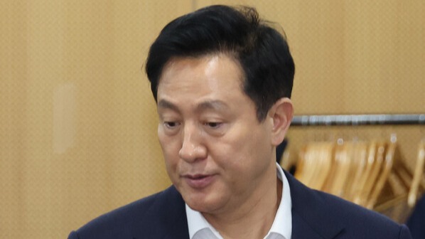 오세훈 서울시장이 지난달 13일 서울시 청사에서 투자·출연기관 규제철폐 보고회에 입장하고 있다. 2025.2.13. 연합뉴스