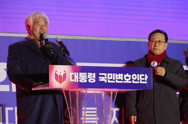 전광훈 사랑제일교회 목사가 20일 서울 종로구 동화면세점 앞에서 열린 대통령국민변호인단 탄핵 반대 통합 집회에서 발언하고 있다. 오른쪽은 석동현 변호사. 2025.2.20. 연합뉴스