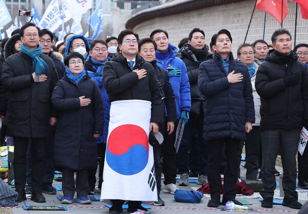 17일 서울 종로구 동십자각 인근에서 야 5당이 공동 주최한 비상시국을 위한 범국민 대회에서 더불어민주당 박찬대 원내대표를 비롯한 참석자들이 국기에 경례하고 있다. 2025.3.17. 연합뉴스
