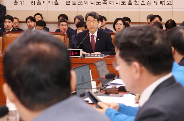 12일 서울 여의도 국회에서 열린 초·중등교육법 일부개정법률안(대안), 소비자생활협동조합법 일부개정법률안, 신용보증기금법 일부개정법률안 등을 심의하는 법제사법위원회 전체회의에서 이주호 사회부총리 겸 교육부 장관이 의원 질의에 답변하고 있다. 2025.3.12. 연합뉴스