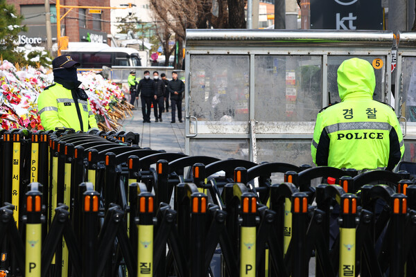 헌법재판소의 윤석열 대통령 탄핵심판 선고를 앞둔 18일 서울 종로구 헌법재판소 앞에 경찰 바리케이드와 펜스가 설치돼 있다. 2025.3.18. 연합뉴스