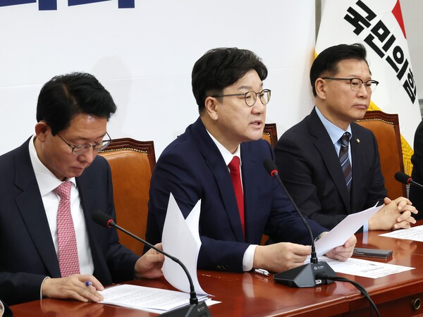 국민의힘 권성동 원내대표(가운데)가 18일 서울 여의도 국회에서 열린 원내대책회의에서 발언하고 있다. 2025.3.18. 연합뉴스