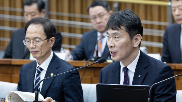 이복현 금융감독원 원장이 18일 서울 여의도 국회 정무위원회에서 열린 홈플러스·MBK 파트너스 및 삼부토건 관련 긴급 현안질의에서 의원 질의에 답변하고 있다. 2025.3.18 [국회사진기자단] 연합뉴스