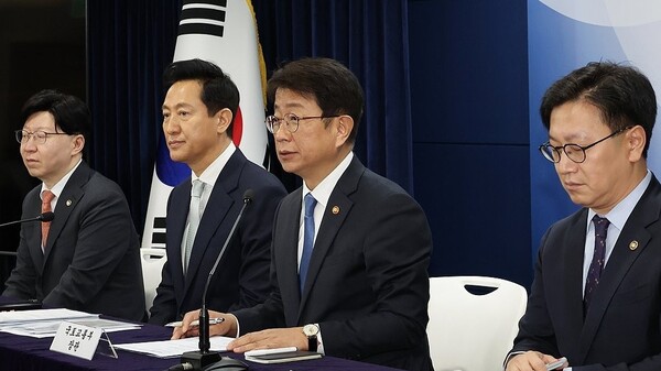 박상우 국토교통부 장관이 19일 서울 종로구 정부서울청사에서 오세훈 서울시장 등과 주택시장 안정화 방안 발표를 하고 있다. 2025.3.19. 연합뉴스