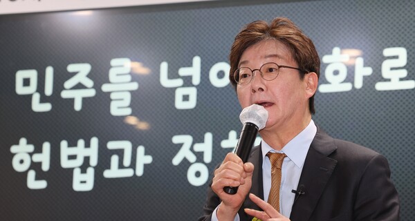 국민의힘 유승민 전 의원이 19일 인천 연수구 인천대학교에서 '민주를 넘어 공화로 : 헌법과 정치'라는 주제로 특강하고 있다. 2025.3.19. 연합뉴스