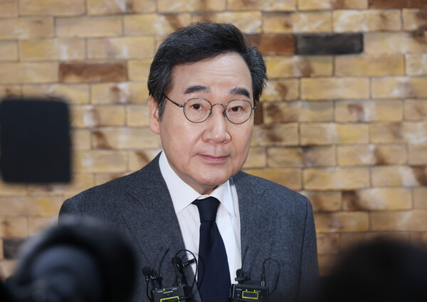 이낙연 새미래민주당 상임고문(전 국무총리)이 18일 대구 중구 YMCA 카페에서 열린 지방분권전국회의 주관의 '헌법개정 토크'에 참석하기에 앞서 기자들의 질문에 답변하고 있다. 2025.3.18