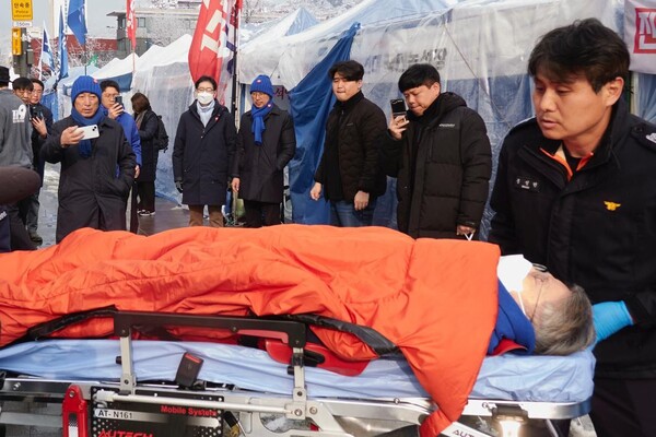 윤석열 대통령의 조기 파면을 촉구하며 단식 중이던 더불어민주당 민형배 의원이 18일 병원으로 이송되고 있다. 2025.3.18 [김경수 전 경남지사 측 제공. 재판매 및 DB 금지] 연합뉴스