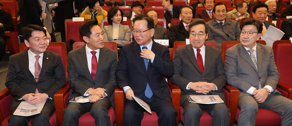 6일 서울 여의도 국회도서관에서 열린 정회·민주화추진협의회 주최 '분권형 권력구조 개헌 대토론회'에  국민의힘 안철수 의원(왼쪽부터), 오세훈 서울시장, 김부겸 전 국무총리, 이낙연 전 국무총리, 국민의힘 권성동 원내대표가 참석해 있다. 2025.3.6. 연합뉴스