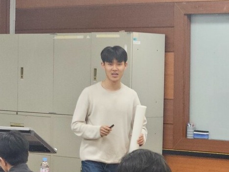 학점교류 수업에서 발표하고 있는 김동현 시민기자.