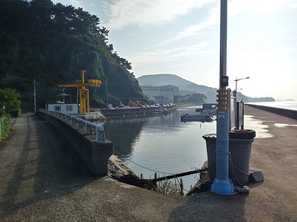 어업의 거점기지로서 ‘물고기를 잡아 돌아오는 어항’의 기능을 거의 상실한 율티항
