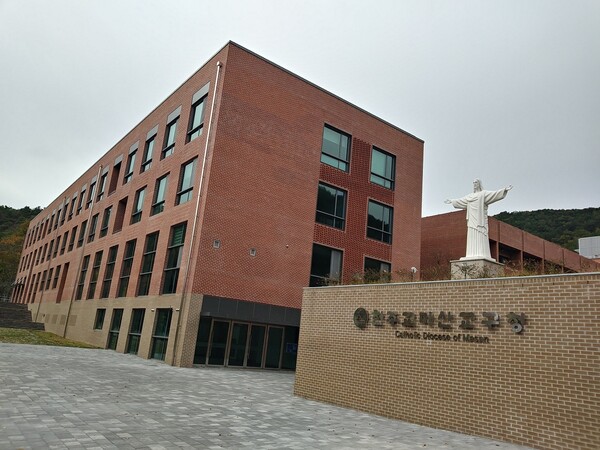 율티마을에 인접한 천주교마산교구청. 18만여명의 천주교 신자들이 율티마을 ‘우해이어보' 천주교 테마 명소’를 방문할 수 있기를...