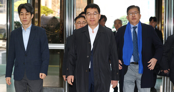 국회 행정안전위원회 더불어민주당 윤건영 간사(앞줄 왼쪽) 및 위원들이 20일 서울 서대문구 경찰청에서 이날 헌법재판소 앞 백혜련 의원 대상 계란 투척 사건과 관련해 항의방문을 하고 있다. 2025.3.20. 연합뉴스