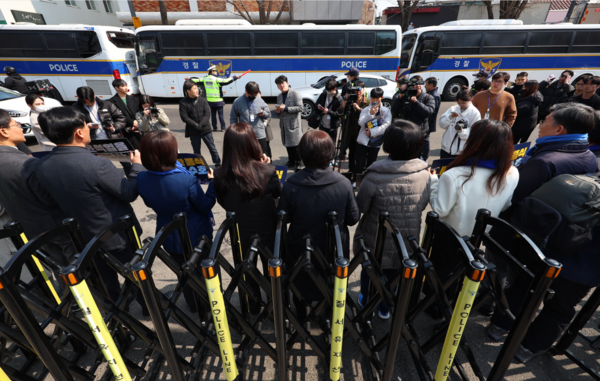 더불어민주당 백혜련 의원을 비롯한 소속 의원들이 20일 서울 종로구 헌법재판소 앞에서 오전 발생한 백혜련 의원 및 민주당 의원에 대한 계란 투척 사건 관련 규탄 기자회견을 하고 있다. 2025.3.20. 연합뉴스