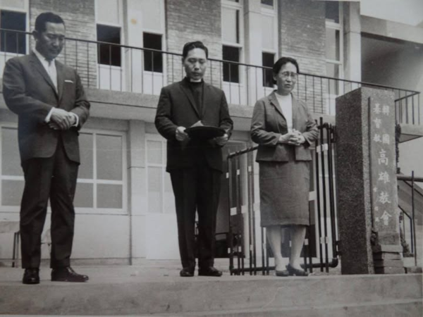 가오슝 한인교회 앞에서 박성태 목사(가운데)와 정성원 전도사(오른쪽)