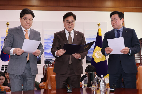 우원식 국회의장과 국민의힘 권성동 원내대표(왼쪽), 더불어민주당 박찬대 원내대표(오른쪽)가 20일 서울 여의도 국회의장실에서 국민연금 개혁안 합의문을 발표하고 있다. 2025.3.20. 연합뉴스