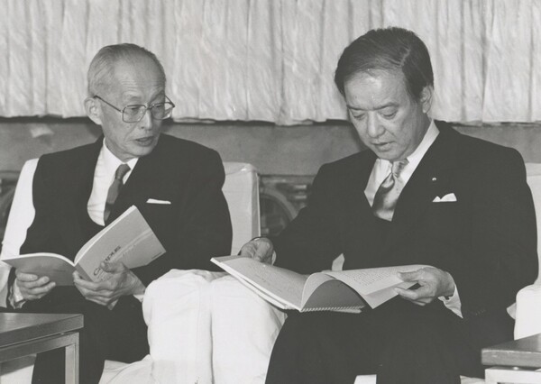 1991년 1월 당시 한일21세기위원회 스노베 료조 의장(전 주한 일본대사)이 가이후 도시키(오른쪽) 당시 총리에게 보고서를 제출한 뒤 얘기를 나누고있다.   아사히신문  3월 21일