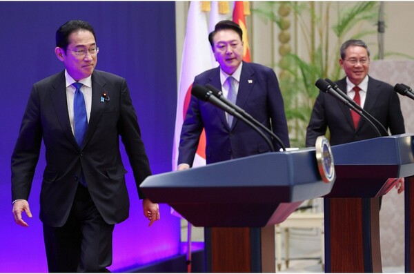 2024년 5월 27일 서울에서 열린 한중일 정상회담에 참석한 기시다 후미오 당시 일본총리(왼쪽부터)와 윤석열 대통령, 리창 중국총리.    아사히신문 3월 21일